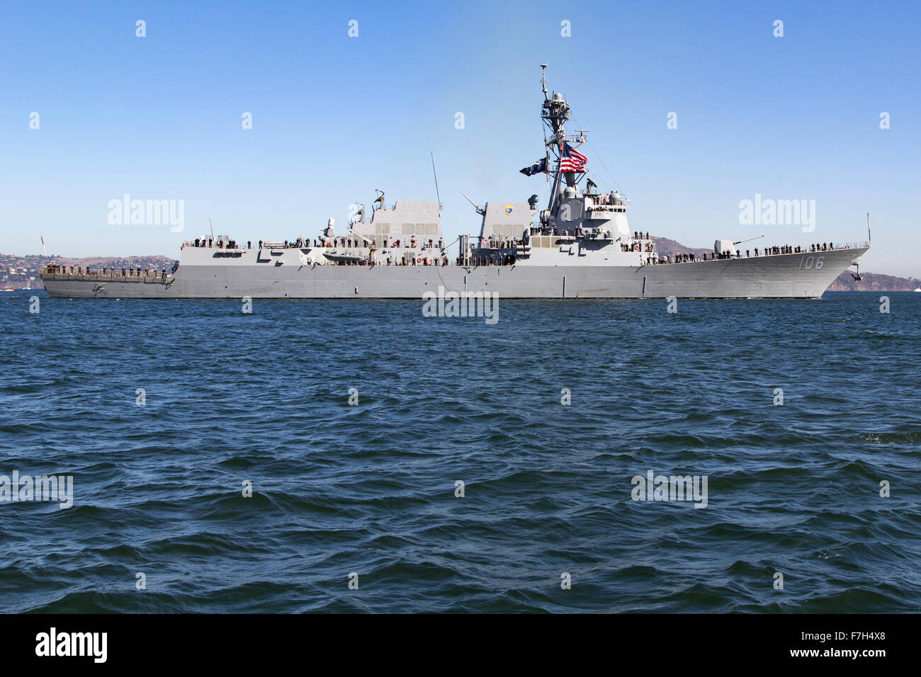 La classe Arleigh Burke destroyer lance-missiles USS Stockdale (DDG-106) onSan Francisco Bay. Banque D'Images