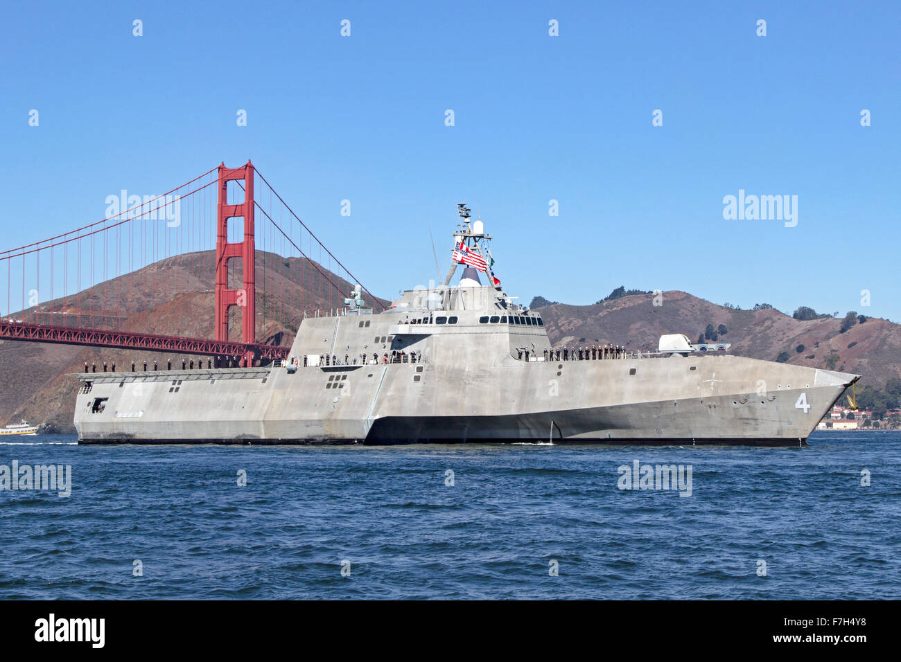 L'indépendance de classe de combat littoral USS Coronado (LCS-4) passe sous le Golden Gate Bridge à l'entrée de San Francisco Banque D'Images