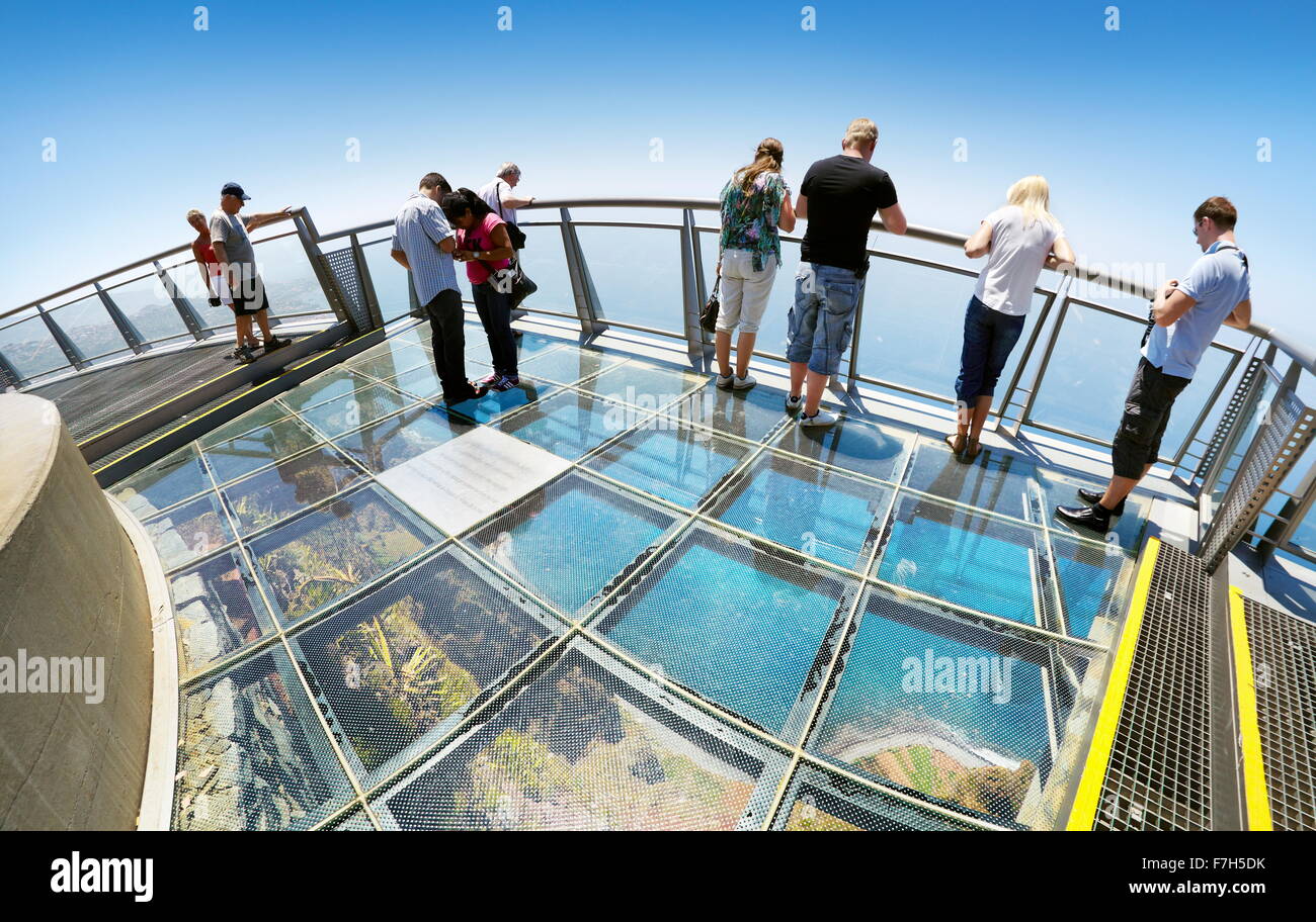 terrasse-panoramique-avec-un-sol-en-verre-en-haut-de-cabo-girao-580