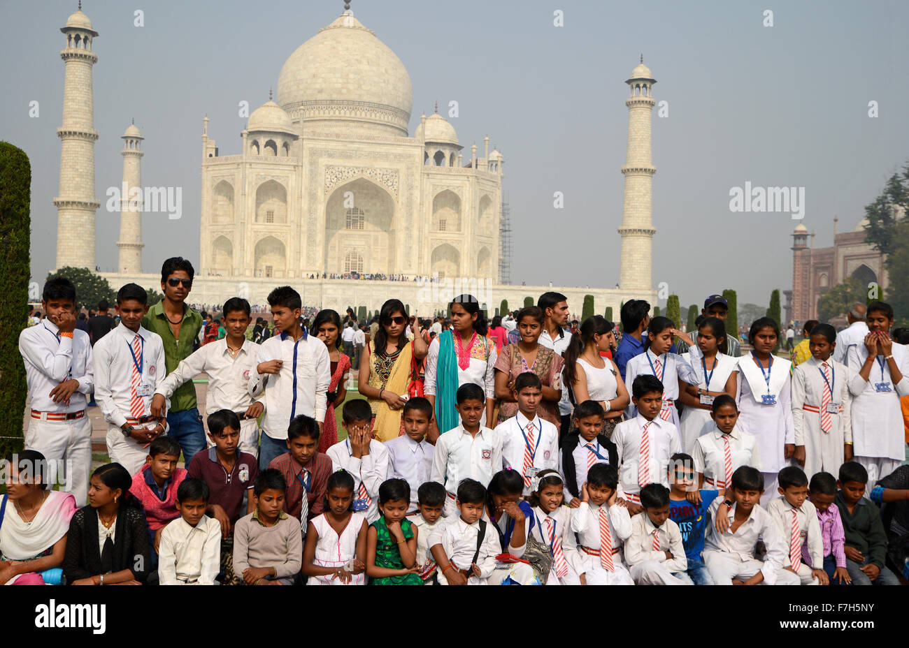 Les enfants de l'école portant robe et posant devant le Taj Mahal, Agra, Inde Banque D'Images