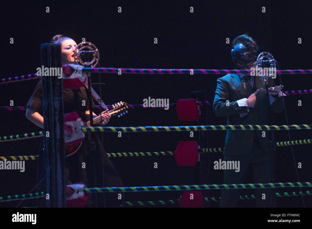 30 novembre 2015 - auteur-compositeur-interprète britannique Carina Round de Wolverhampton dans les Midlands de l'ouest de l'Angleterre effectuée avec Puscifer à Calgary. © Baden Roth/ZUMA/Alamy Fil Live News Banque D'Images