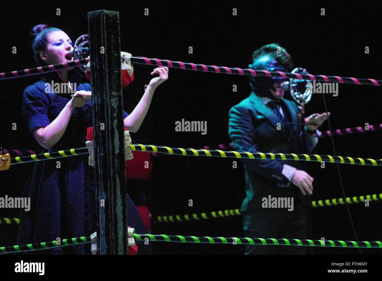 30 novembre 2015 - auteur-compositeur-interprète britannique Carina Round de Wolverhampton dans les Midlands de l'ouest de l'Angleterre effectuée avec Puscifer à Calgary. © Baden Roth/ZUMA/Alamy Fil Live News Banque D'Images