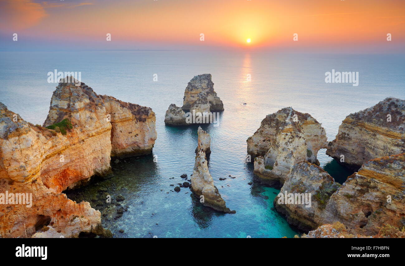 Lever du soleil paysage à côte de l'Algarve près de Lagos, Portugal Banque D'Images