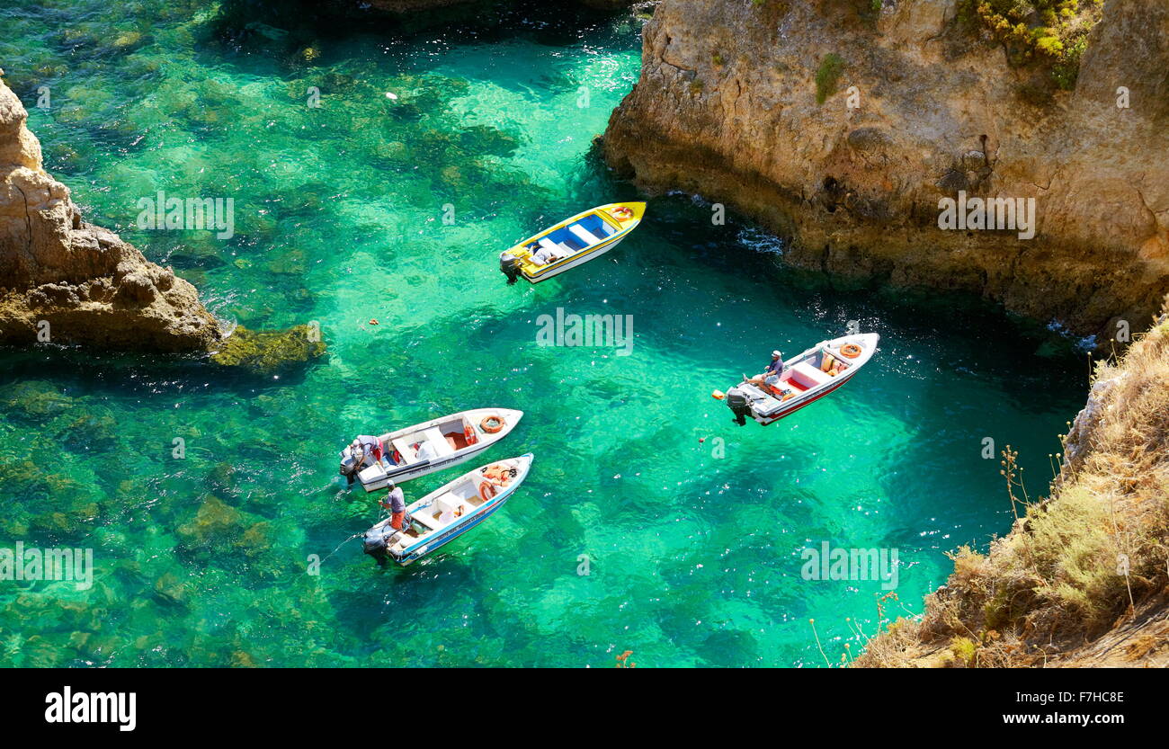 Bateaux sur l'eau peu profonde, claire, côte de l'Algarve près de Ponta da Piedade, Portugal Banque D'Images