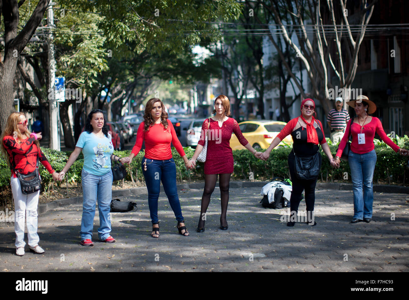 (151201) -- MEXICO, le 1 décembre, 2015 (Xinhua) -- les personnes transgenres, prendre part à un acte commémoratif en l'honneur des victimes du syndrome d'immunodéficience acquise (SIDA), avant la célébration de la Journée mondiale de lutte contre le SIDA, à Mexico, capitale du Mexique, le 30 novembre 2015. Selon les données de 2014 du Centre National pour la prévention et la lutte contre le VIH et le SIDA (CENSIDA, pour son sigle en espagnol) du Mexique, on estime que de 190 000 personnes adultes vivent avec le VIH/SIDA dans le pays, avec 7 500 personnes l'acquisition du virus chaque année. La Journée mondiale de lutte contre le SIDA est célébrée chaque année le 1 décembre. (Xi Banque D'Images