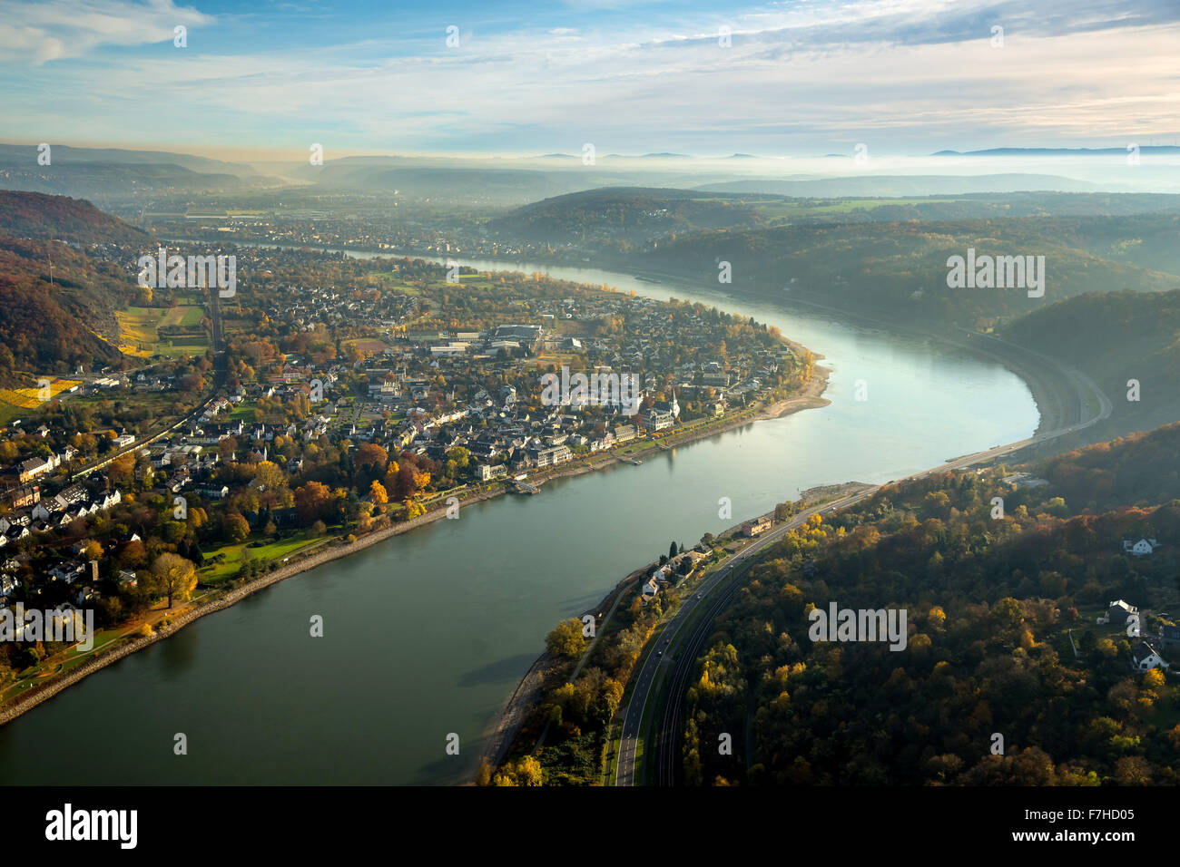 Rhin bend à Unkel sur haut Rhin moyen, arc dans la brume, B9 en direction de Remagen, Unkel, district de Neuwied, vallée du Rhin, Banque D'Images