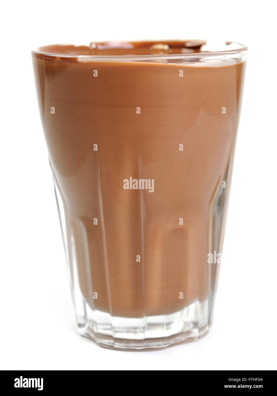 L'analyse macro avec le chocolat chaud tombe d'spooin isolé sur blanc en studio Banque D'Images