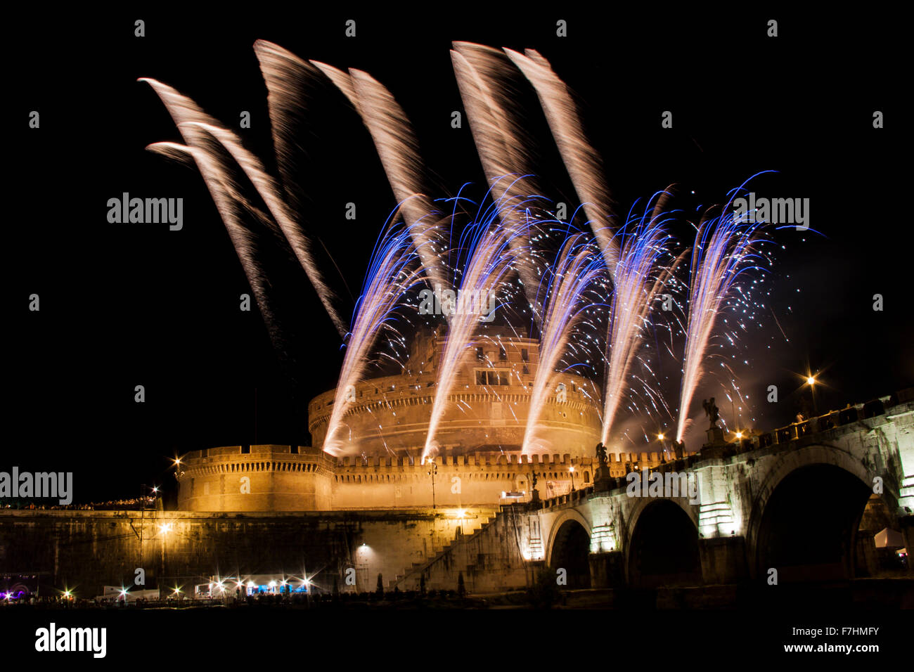 Spectacle de feux d'artifice sur le Castel Sant'Angelo à Rome, en Italie, au cours du traditionnel show organisé à l'occasion de la fête de Saint Banque D'Images