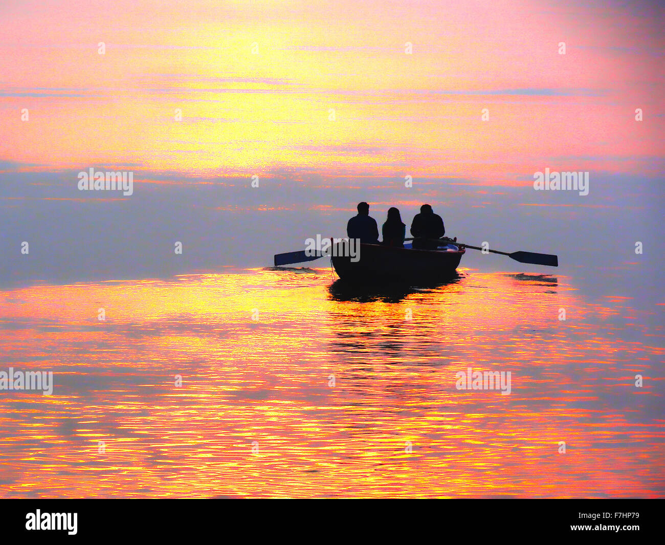 Équitation en bateau au coucher du soleil sur le Gange à Varanasi, Inde Banque D'Images