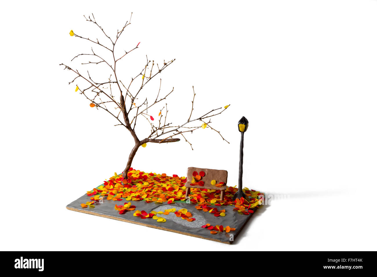Lanterne miniature et banc en automne park fabriqués à partir de bois et de papier de pâte à modeler Banque D'Images