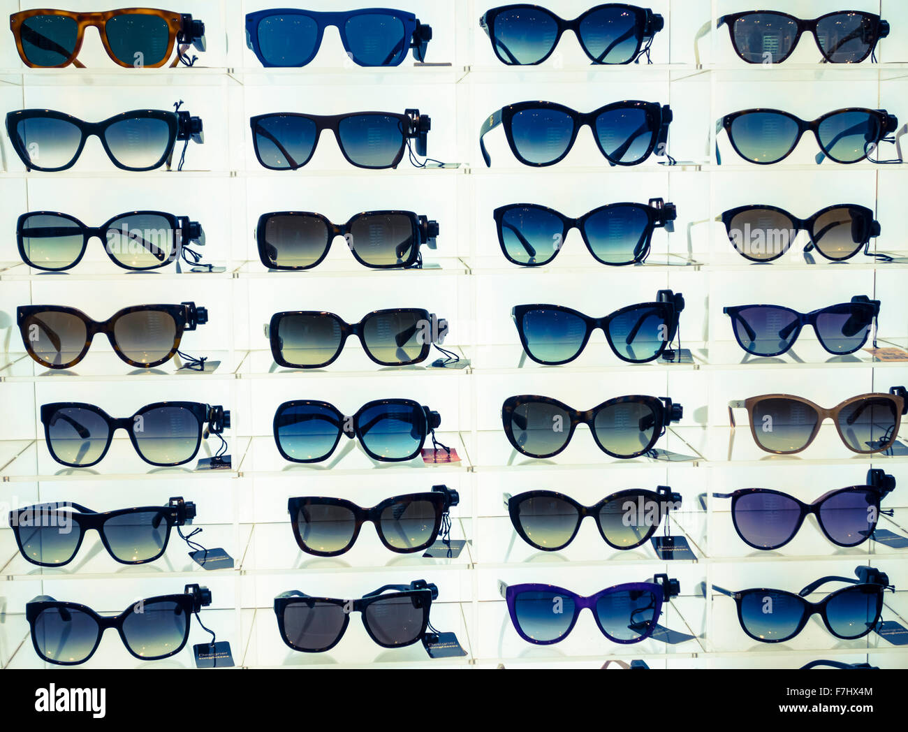 Lunettes de soleil dans une boutique hors taxes à l'aéroport. UK Photo  Stock - Alamy