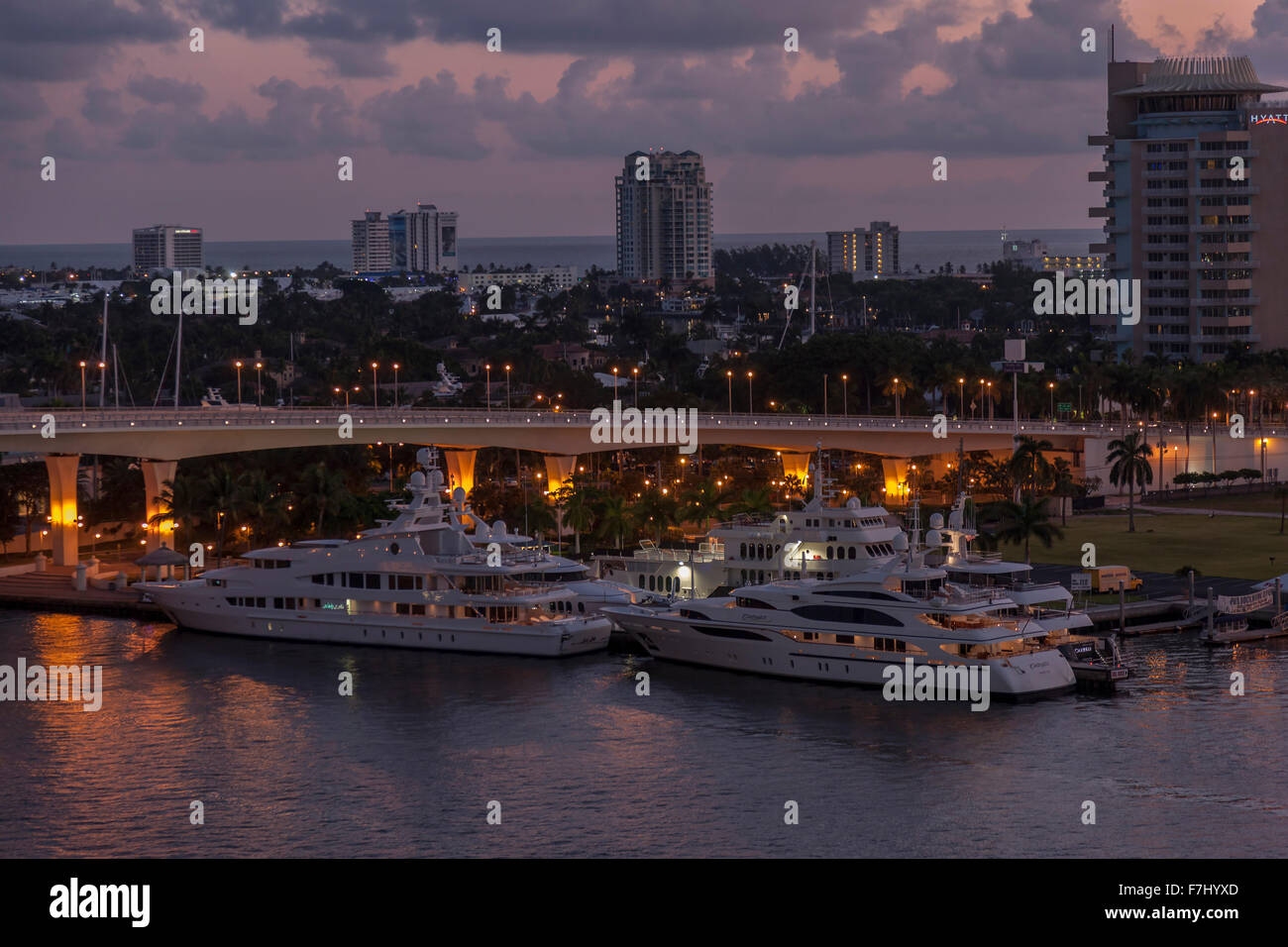 Croisières à moteur amarré au lever du soleil à Port Everglades, Floride Fort Lauderdale Banque D'Images