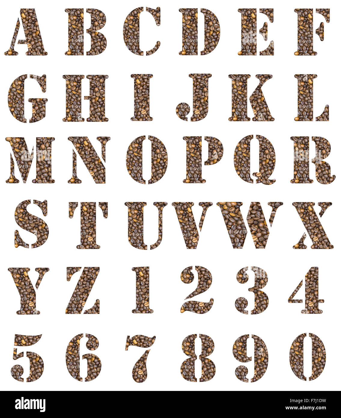 Des chiffres et des lettres de l'alphabet café isolé sur blanc. Les grains de café Roasted Brown utilisé comme arrière-plan de cette police Banque D'Images