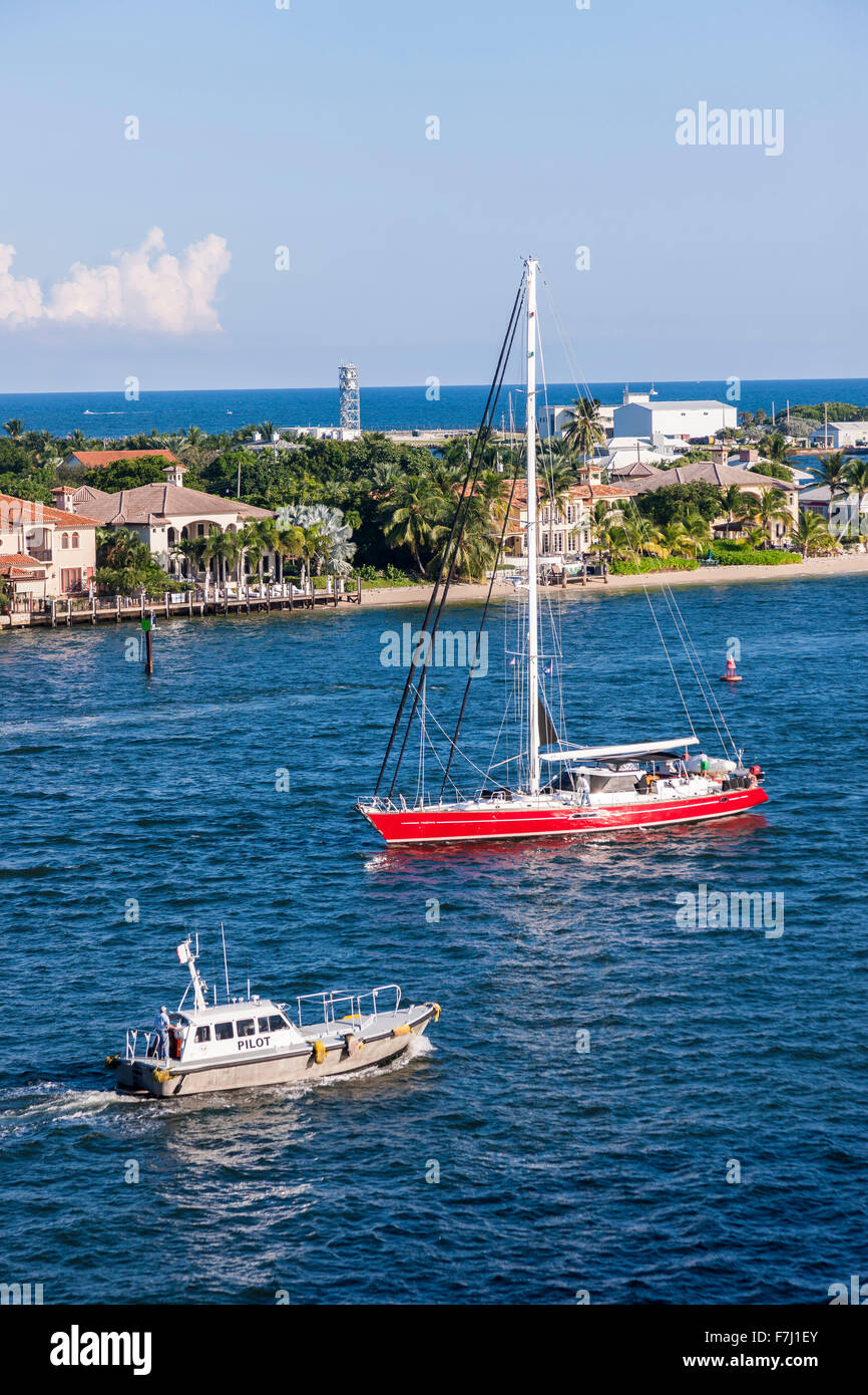 Bateau pilote et une coque rouge yacht de luxe à Port Everglads, Fort Lauderdale Florida Banque D'Images