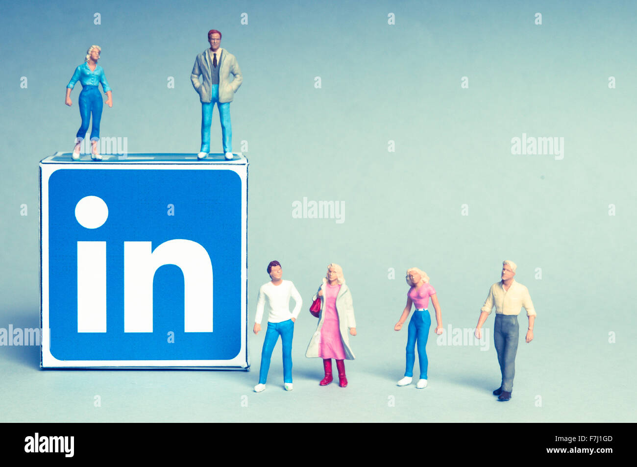 Logo Linkedin et personnes figurines, les médias sociaux, les relations sociales et les interactions sociales concept Banque D'Images