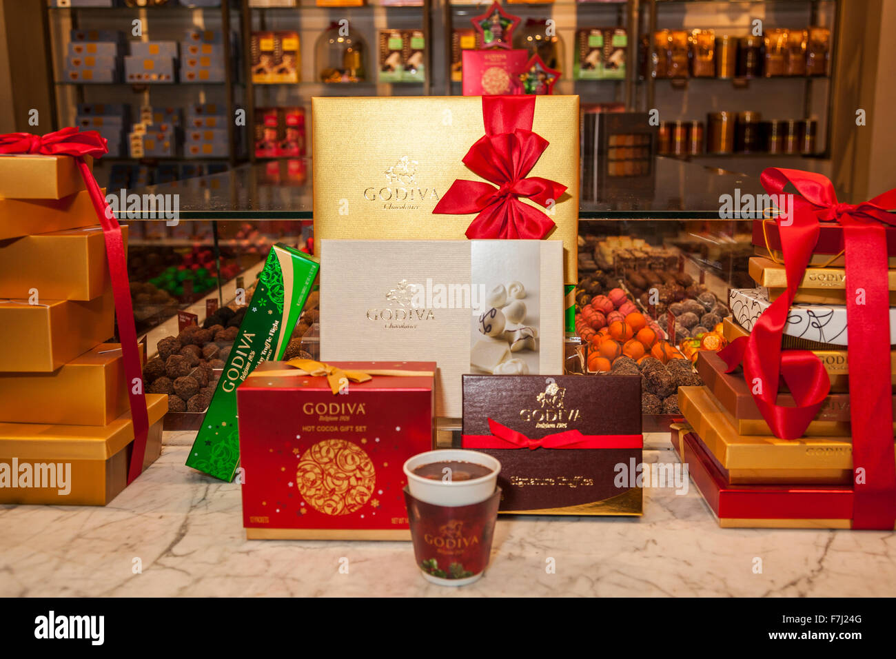 New York, USA. 30 novembre, 2015. Une vue de l'atmosphère au cours de GODIVA's kick-off à CHOCOLAT CHAUD POUR UNE CAUSE, bénéficiant Toys for Tots Foundation animée par l'actrice Emmy Rossum à Godiva Chocolatier 650 5th Avenue, Manhattan Crédit : Sam Aronov/Alamy Live News Banque D'Images