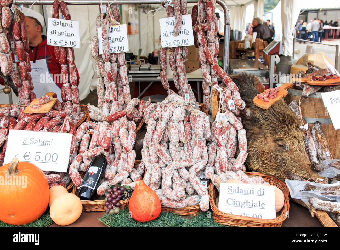 Moncalvo, Italie - octobre 18,2015 : salami italien avec des étiquettes de prix relative à la foire aux truffes de Moncalvo. Banque D'Images