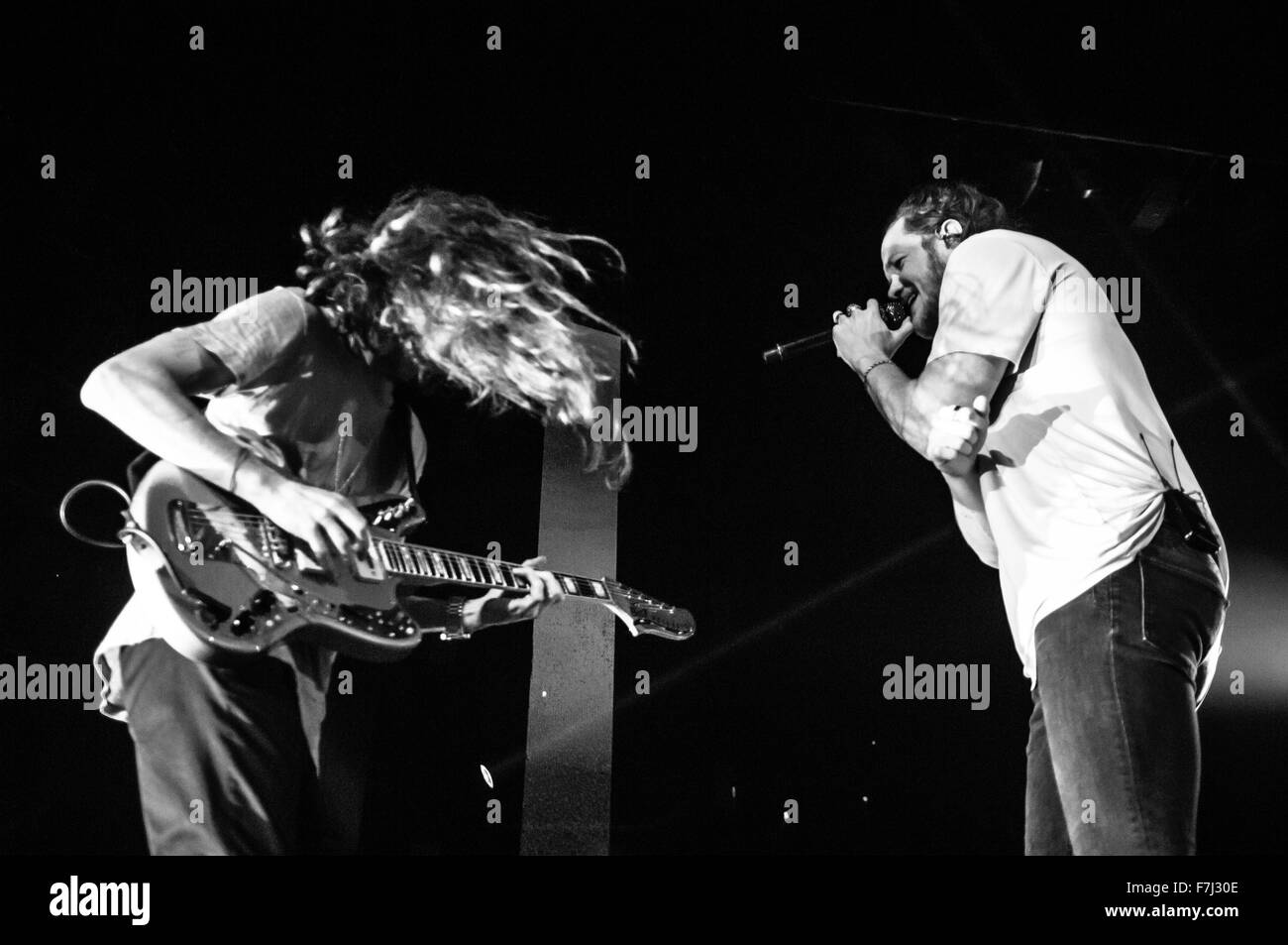 Manchester, UK. 13 novembre, 2015. Dan Reynolds et Wayne sermon d'Imagine Dragons fonctionne à la Manchester Arena. Â© Paul Warburton. Banque D'Images