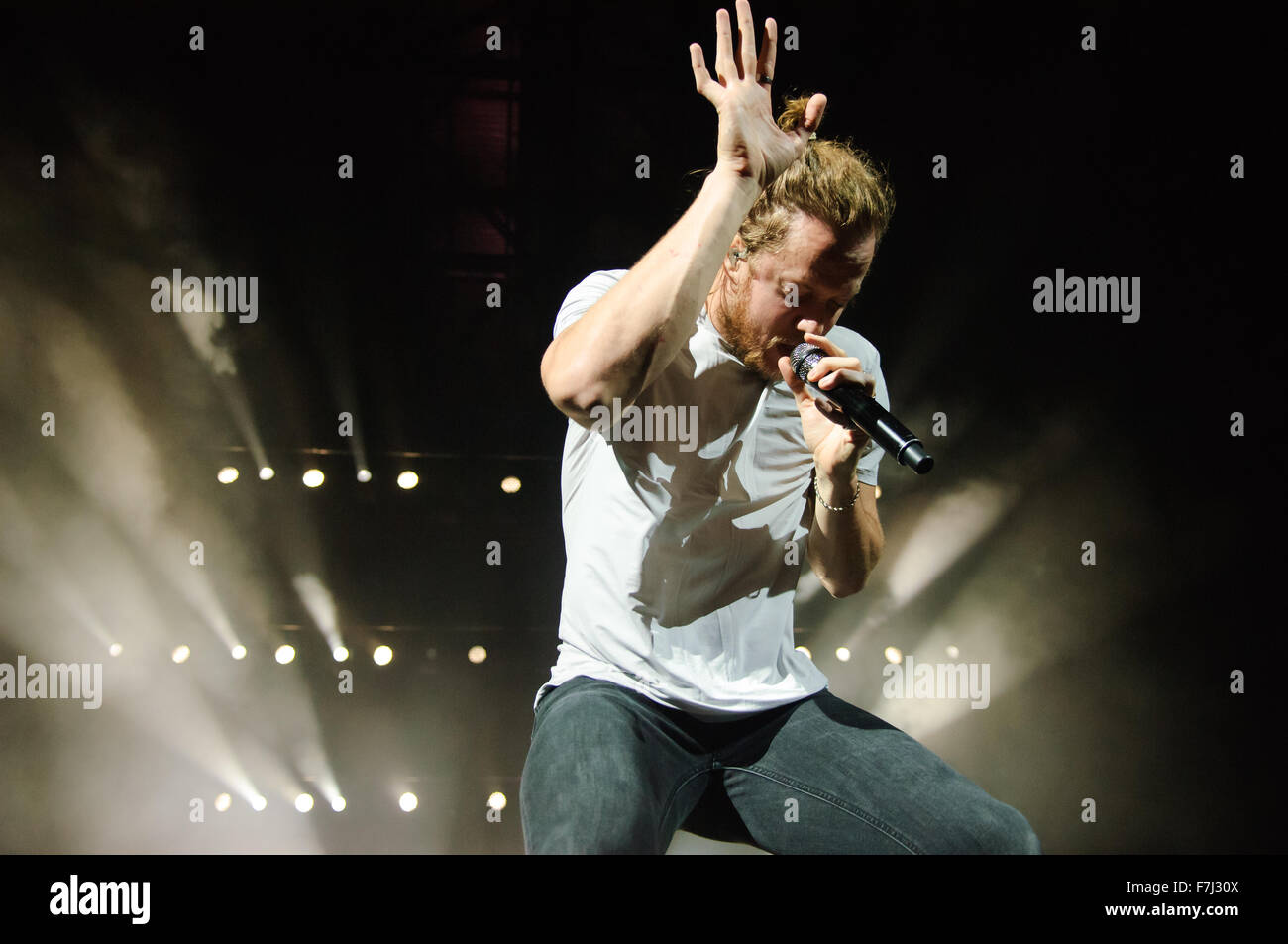 Manchester, UK. 13 novembre, 2015. Dan Reynolds de Imagine Dragons fonctionne à la Manchester Arena. © Paul Warburton. Banque D'Images