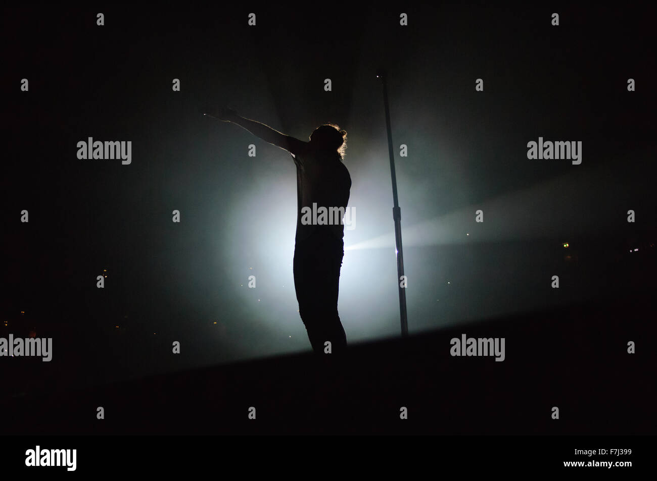 Manchester, UK. 13 novembre, 2015. Dan Reynolds de Imagine Dragons fonctionne à la Manchester Arena. © Paul Warburton. Banque D'Images