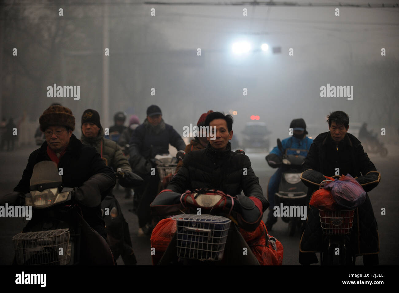 Le smog d'une particulière gravité engloutit Beijing et le nord de la Chine. 01-Déc-2015 Banque D'Images