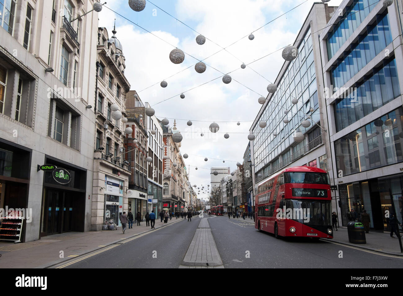 Les bus conduisant le long d'Oxford Street à Londres, Angleterre, RU Banque D'Images