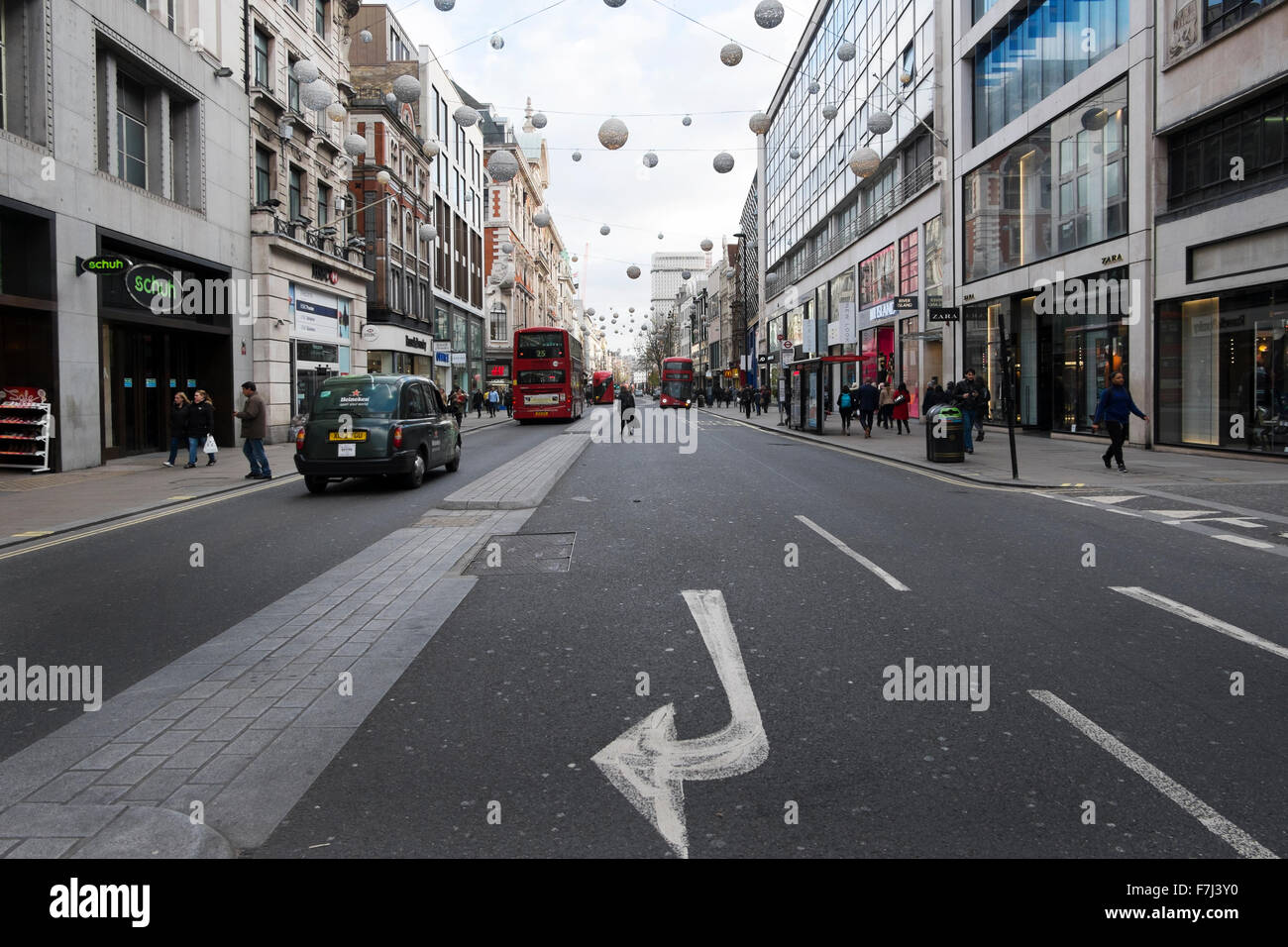 Les bus conduisant le long d'Oxford Street à Londres, Angleterre, RU Banque D'Images