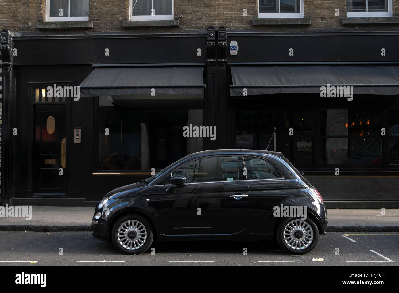Fiat Cinquecento 500 noir voiture garée dans Wardour Street, Soho, London, England, UK Banque D'Images