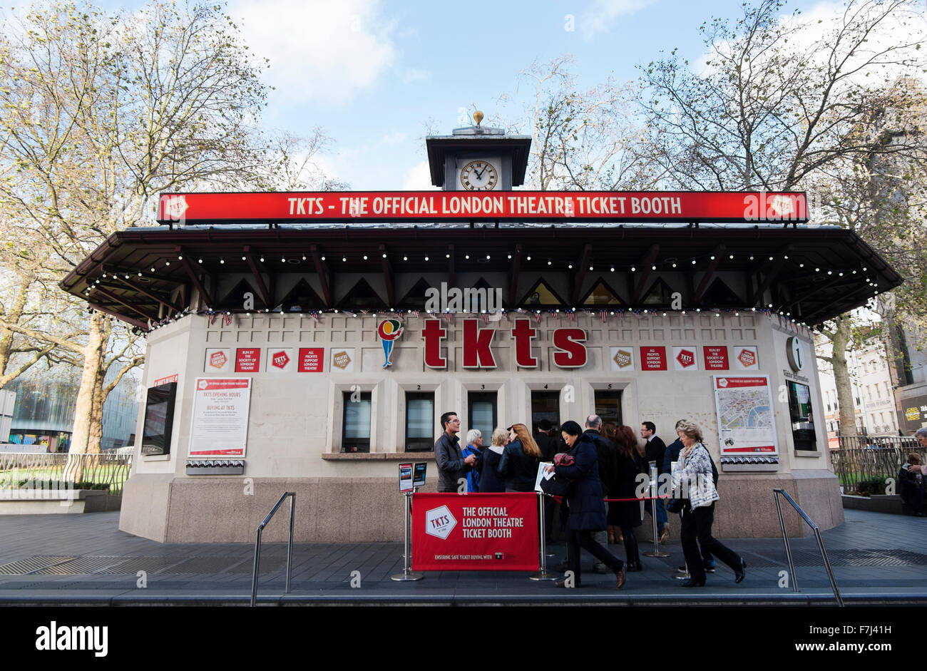 Kiosque tkts à leicester square london theatre propose des billets à tarif réduit pour les spectacles du West End, Londres, Angleterre, Royaume-Uni Banque D'Images