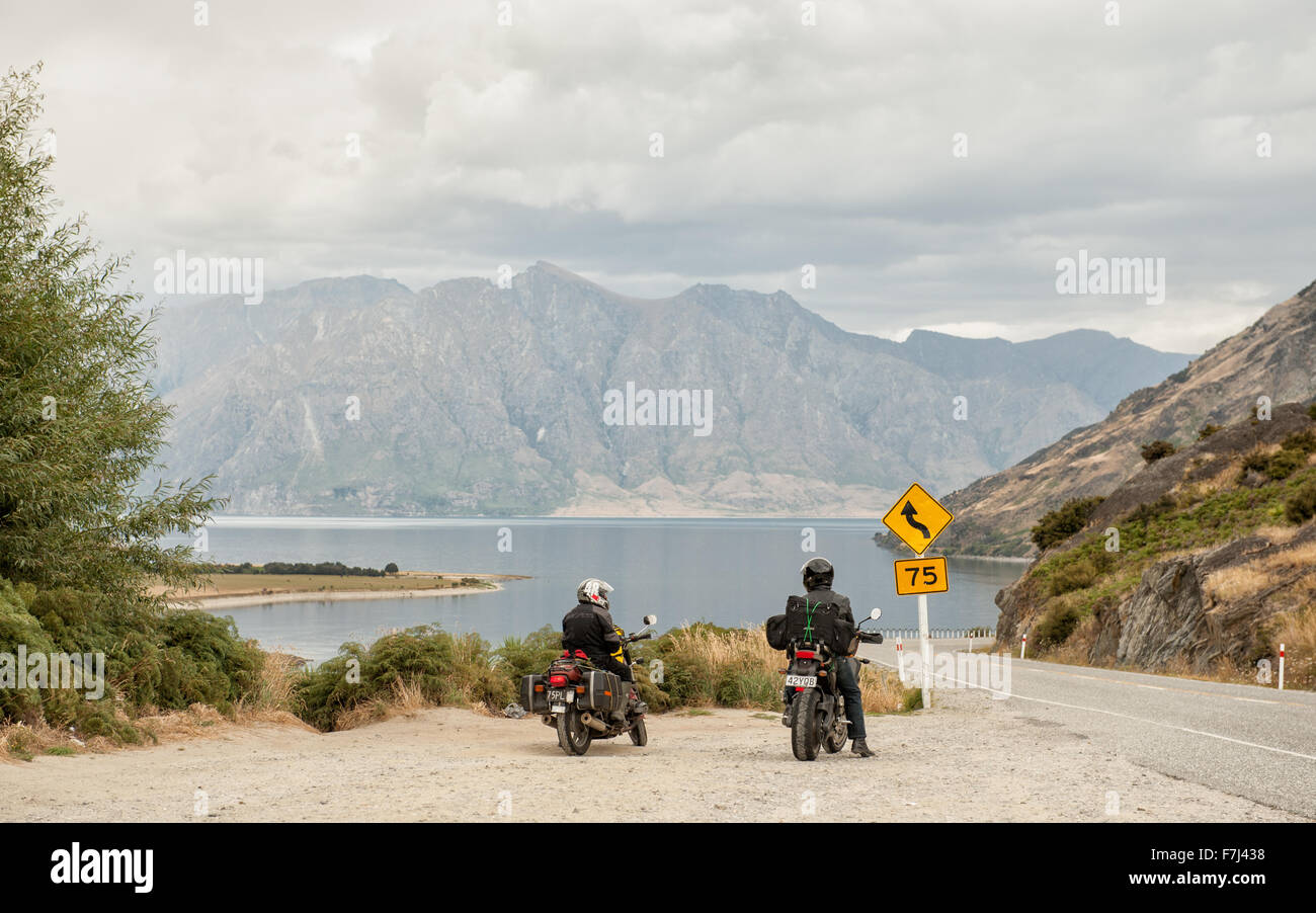 Les motards d'admirer la vue sur le lac Hawea en Central Otago, île du Sud, Nouvelle-Zélande. Banque D'Images