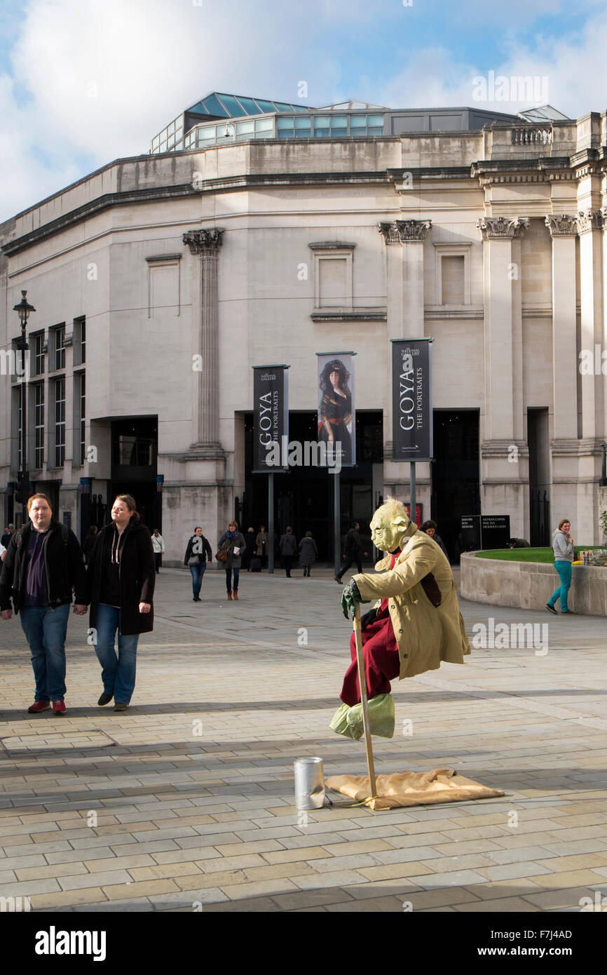 Yoda le maître jedi de star wars films, apparaissant à flotter en face de la National Gallery, Londres, Angleterre, Royaume-Uni Banque D'Images