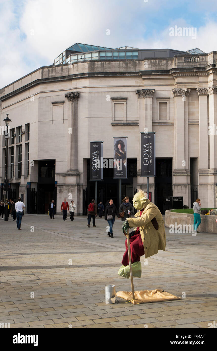 Yoda le maître jedi de star wars films, apparaissant à flotter en face de la National Gallery, Londres, Angleterre, Royaume-Uni Banque D'Images