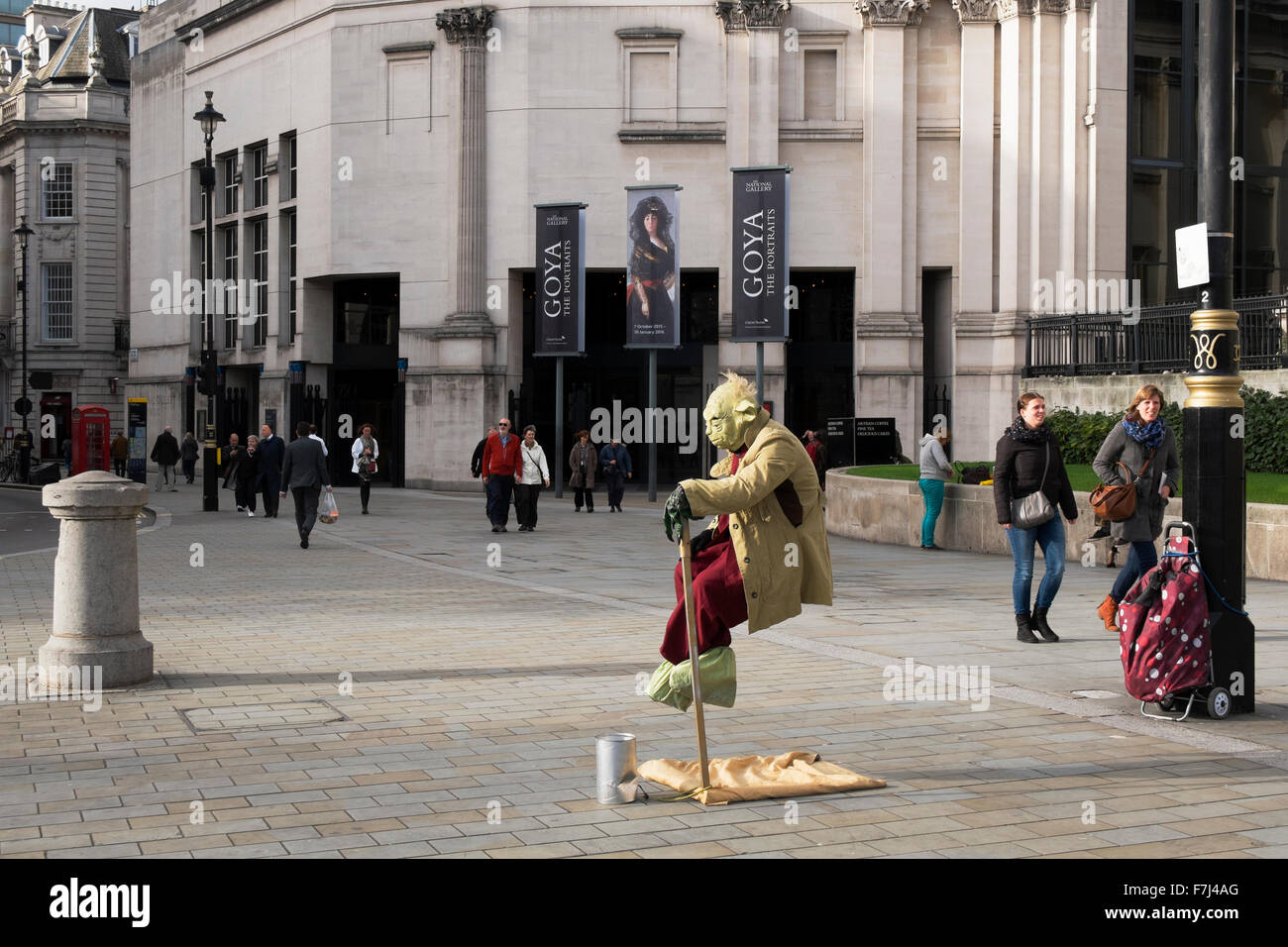 Yoda le maître jedi de star wars films, apparaissant à flotter en face de la National Gallery, Londres, Angleterre, Royaume-Uni Banque D'Images