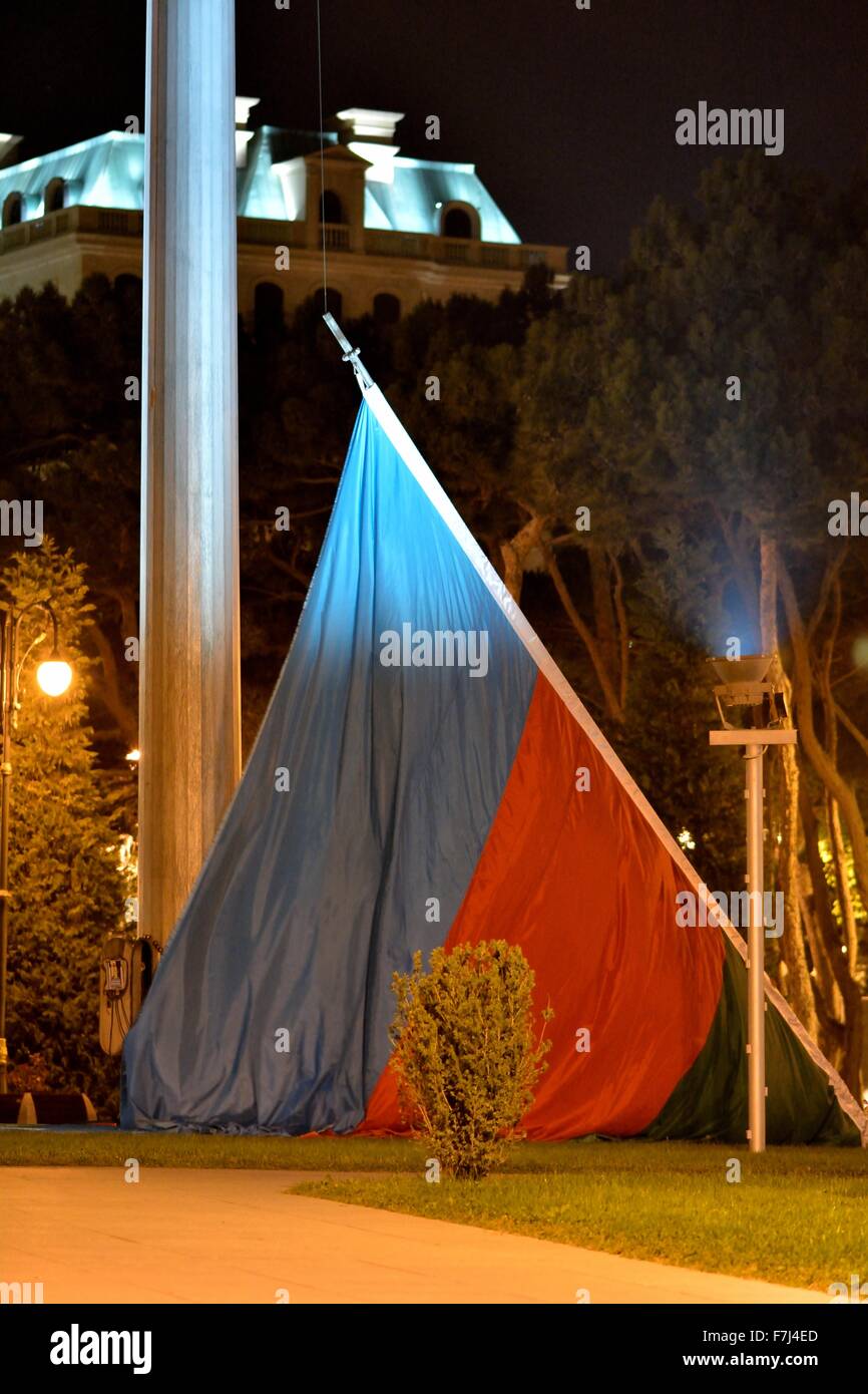 L'abaissement de la partie azerbaïdjanaise au drapeau, nuit à Bakou, capitale de l'Azerbaïdjan Banque D'Images