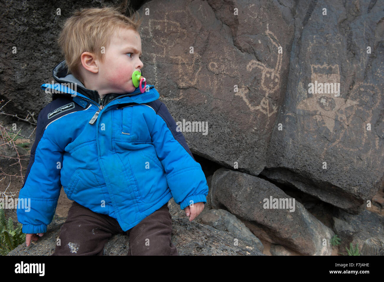 Bébé garçon l'étude de Petroglyph dans le Parc National de Yellowstone, États-Unis Banque D'Images