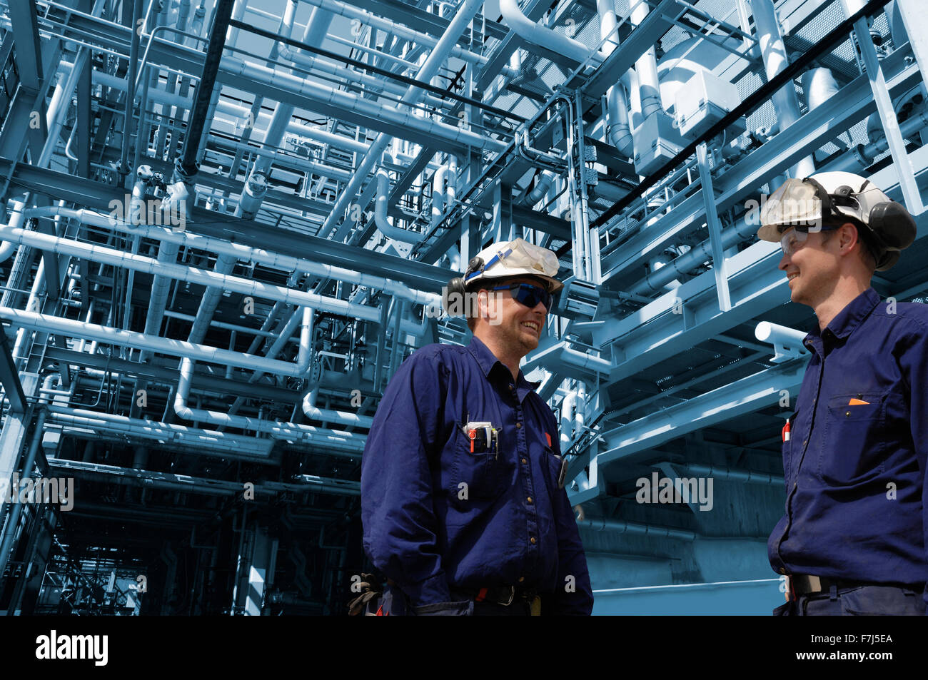 Les ingénieurs du pétrole et du gaz de raffinerie de pipelines Banque D'Images