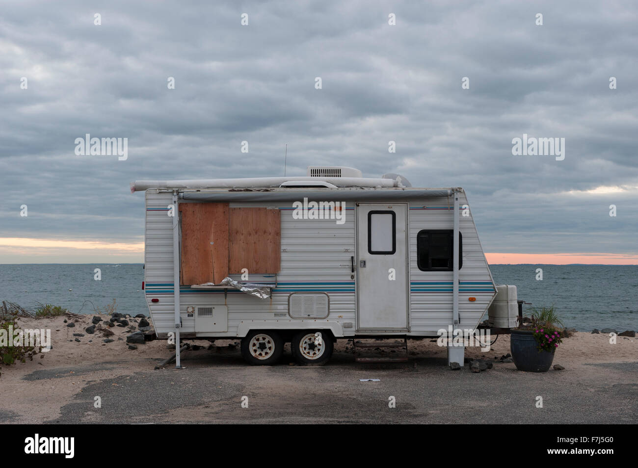 Motor home stationné près de la plage Banque D'Images