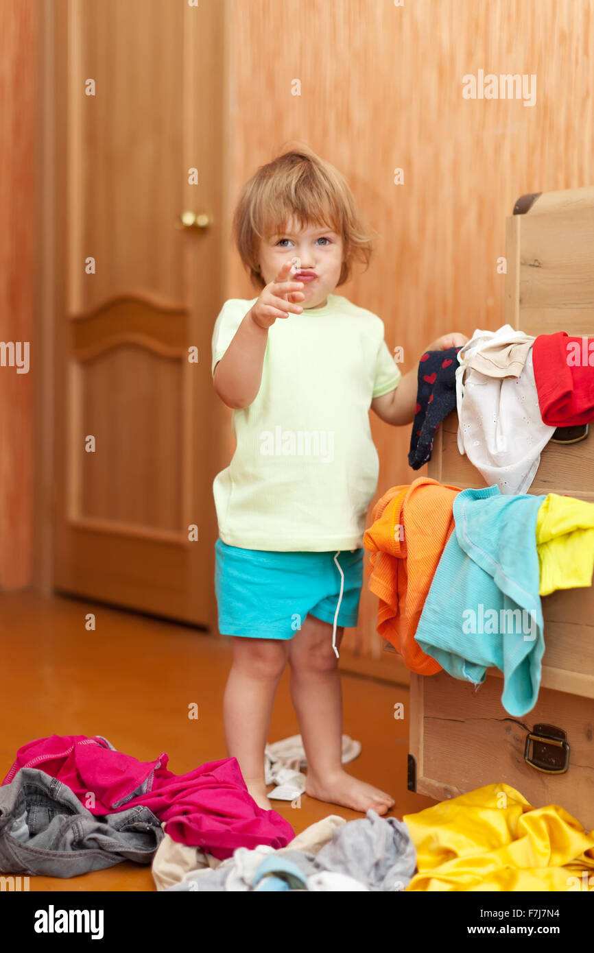 Robe bébé fille choisit dans la penderie parent Banque D'Images