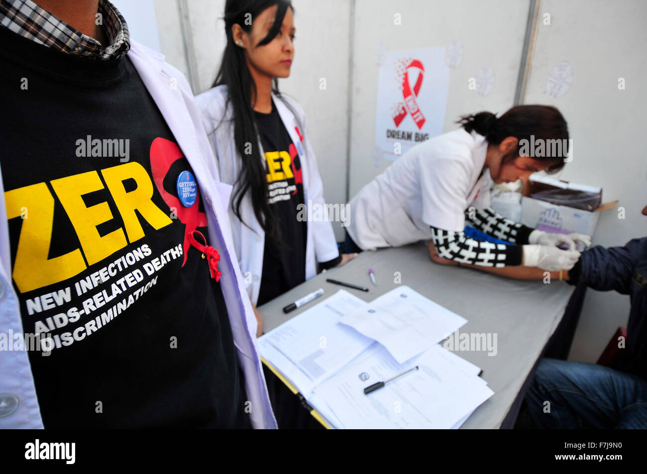 Katmandou, Népal. 06Th Nov, 2015. Représentant médical népalais pour prise de sang rapide de dépistage du VIH organisé conjointement par le Centre national de lutte contre le sida et la lutte contre les MTS au cours de la 28e Journée mondiale de lutte contre le sida dans la région de Katmandou. La Journée mondiale de lutte contre le SIDA est célébrée dans le monde entier le 1er décembre de chaque année pour sensibiliser le public à la lutte contre le VIH. Le thème de la JOURNÉE MONDIALE CONTRE LE SIDA 2015 est 'objectif zéro ; fin 2030 par le SIDA'. © Narayan Maharjan/Pacific Press/Alamy Live News Banque D'Images