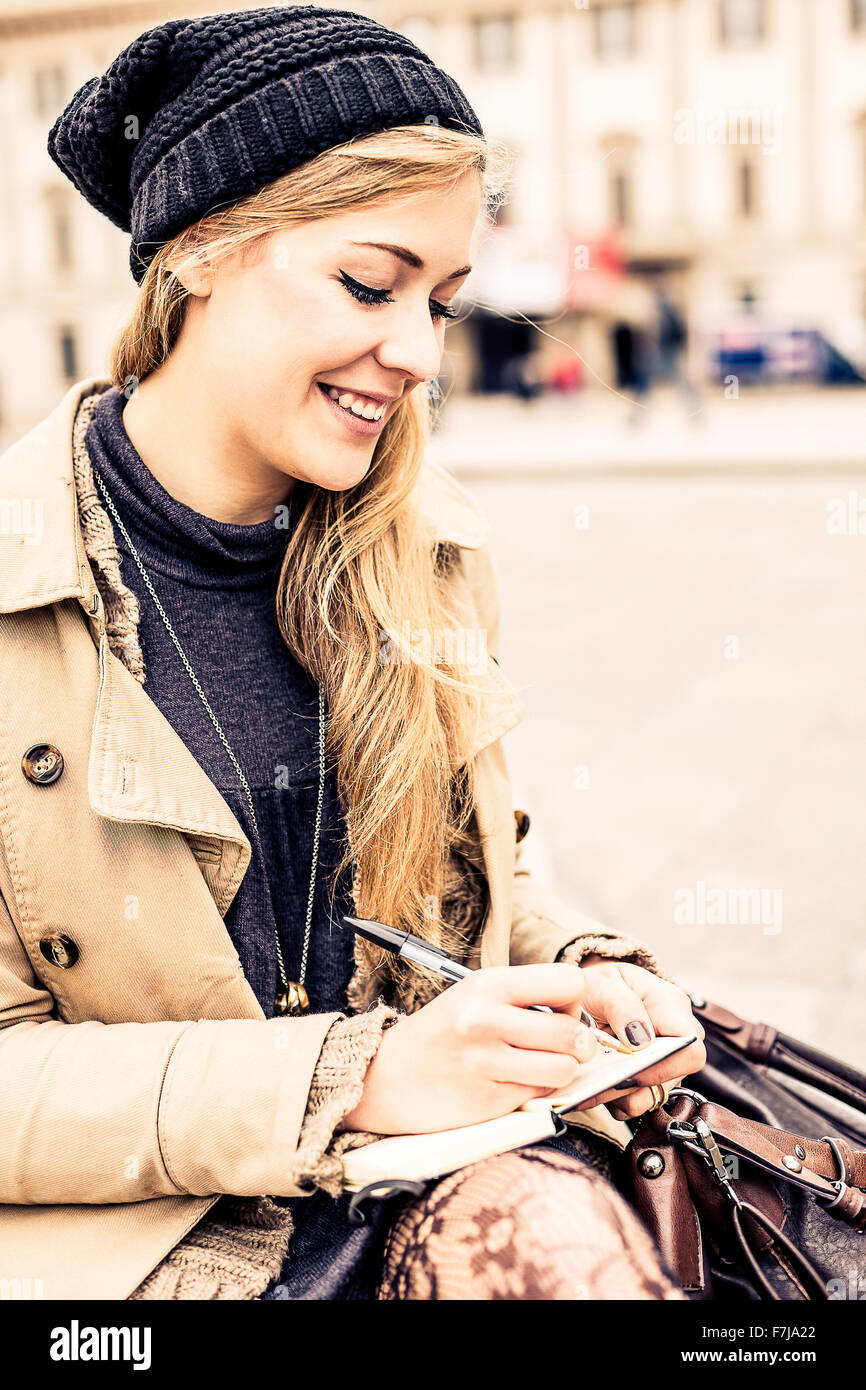 Portrait d'une femme blonde écrit diary Banque D'Images