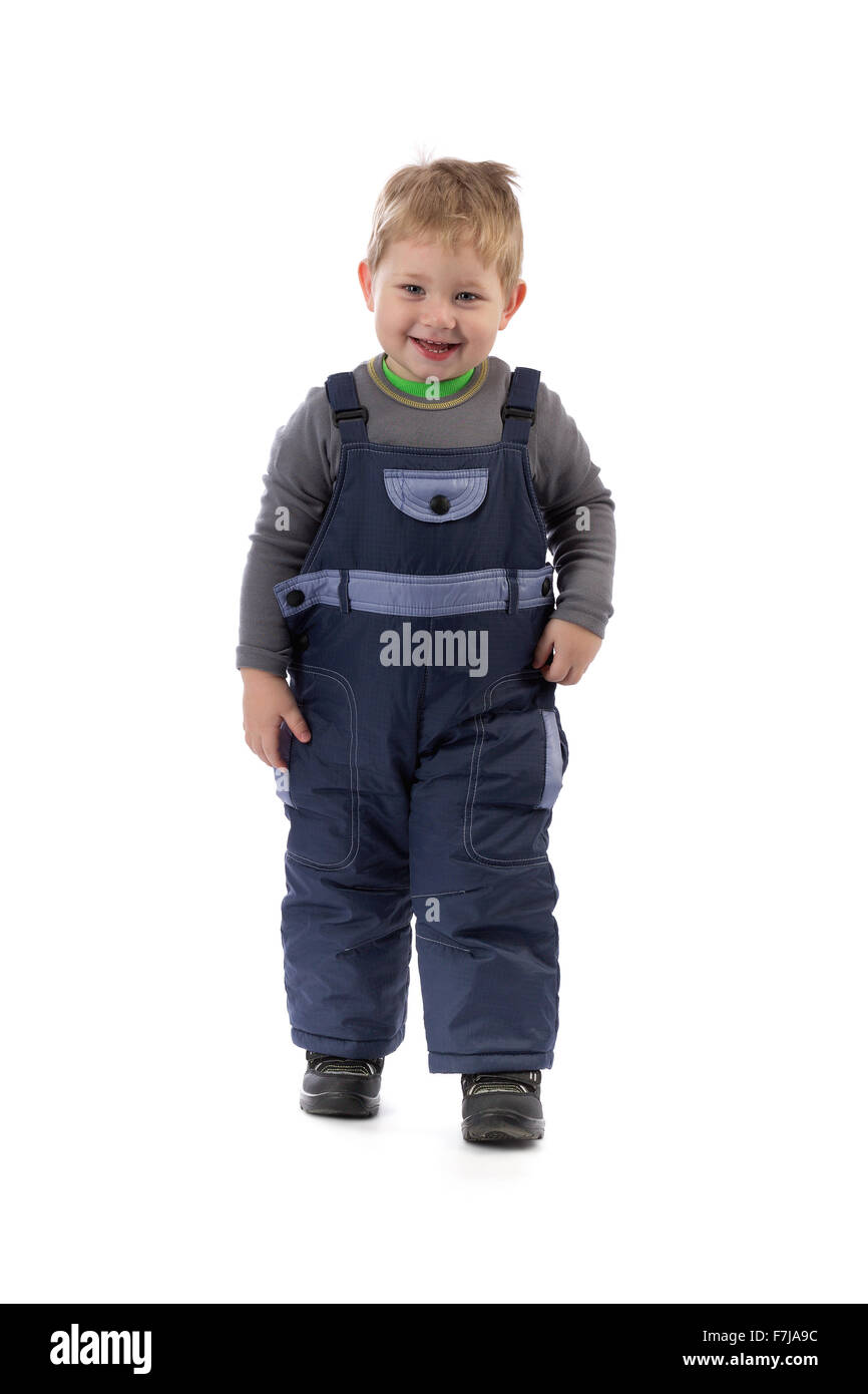 Little smiling boy 3 ans pantalons d'hiver dans le studio. Isoler sur fond blanc. Banque D'Images