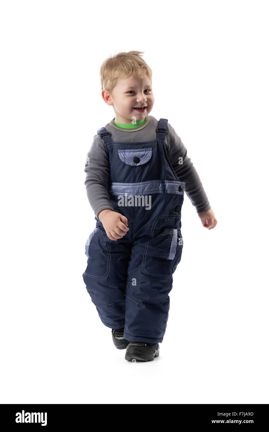 Little smiling boy 3 ans pantalons d'hiver dans le studio. Isoler sur blanc. Banque D'Images