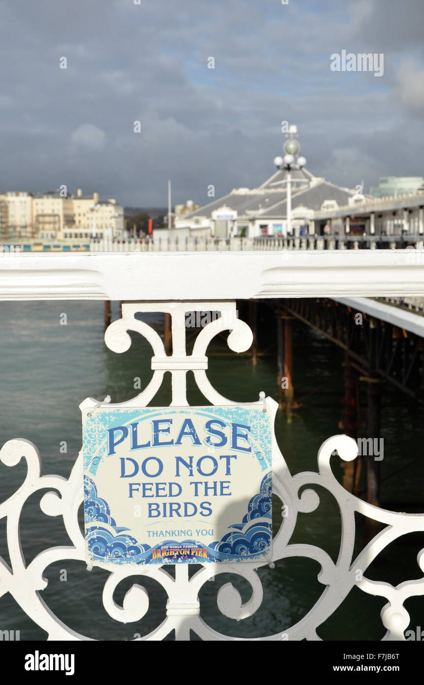 Ne pas nourrir les oiseaux' signe sur la jetée de Brighton dans l'East Sussex Banque D'Images