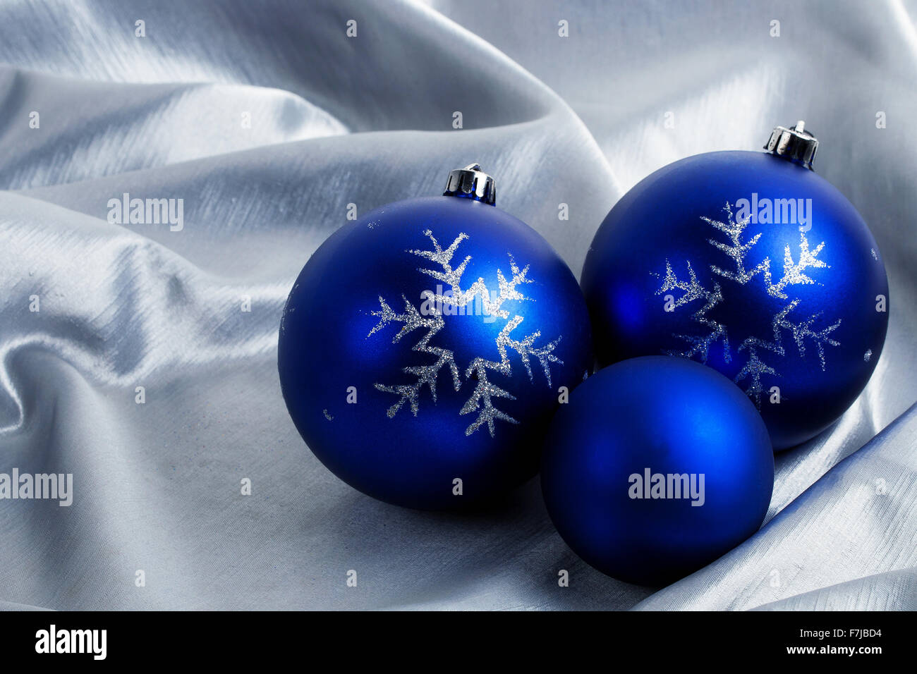 Noël boules bleues sur un fond argenté Banque D'Images