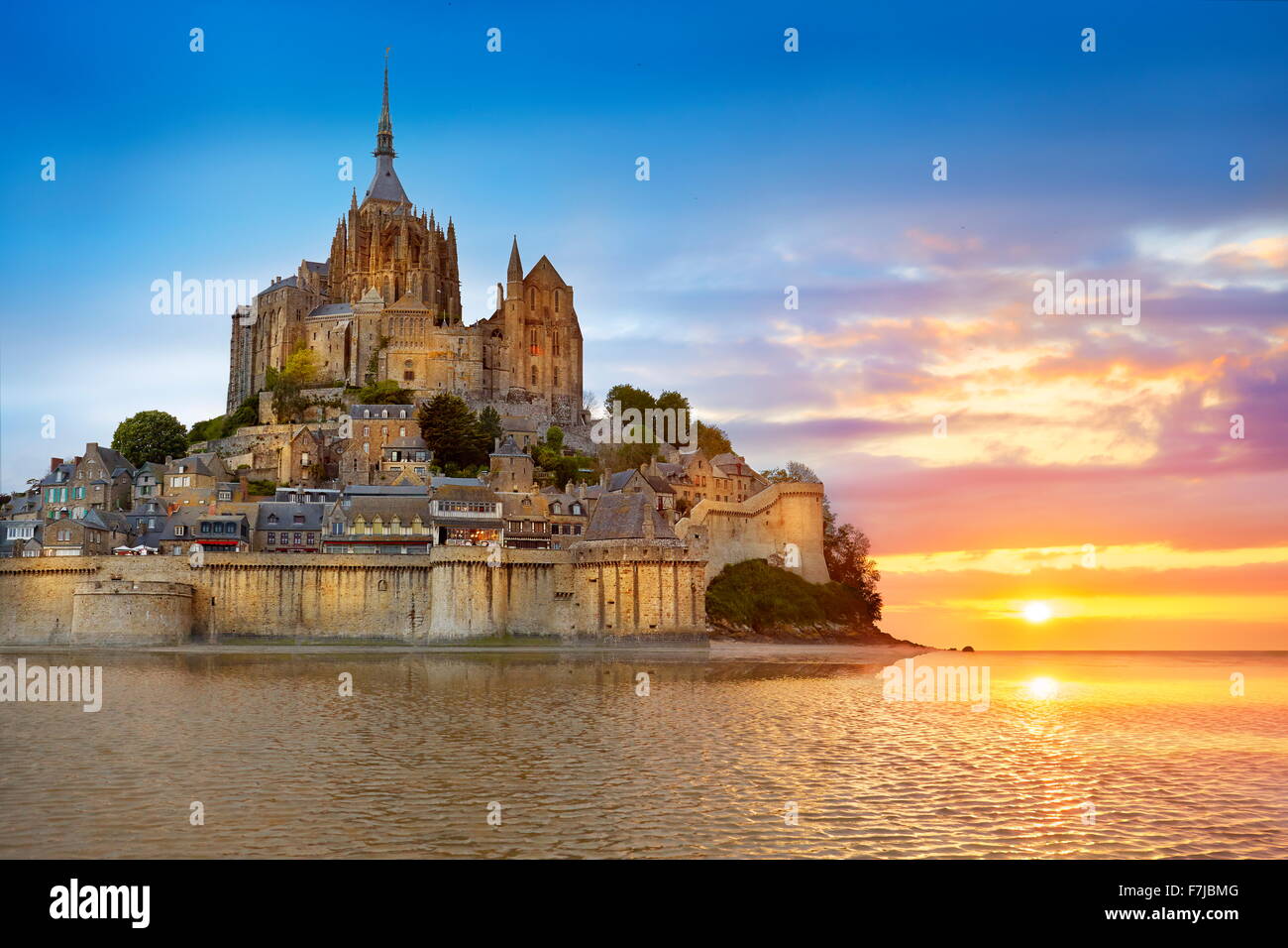 Le Mont Saint Michel au coucher du soleil, Normandie, France Banque D'Images