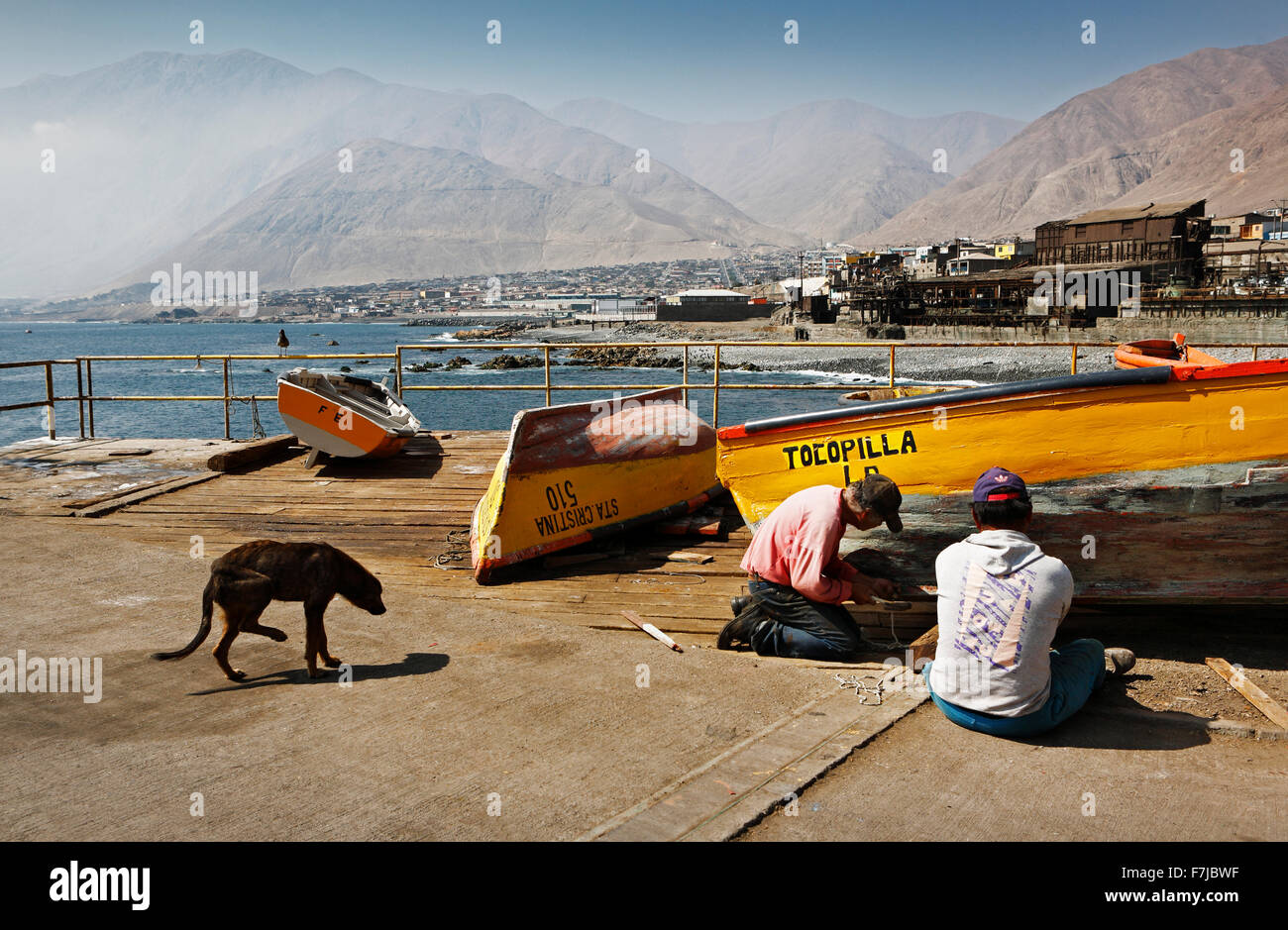 Bateaux de pêche dans le port de pêche de Tocopilla drab sur le nord du littoral chilien de la mort. Banque D'Images