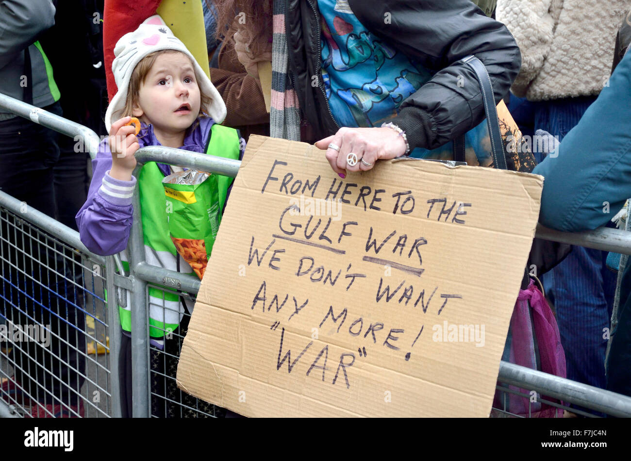 Jeune fille avec sa mère à la bombe n'est pas la Syrie manifestation devant Downing Street, Londres, 28 Novembre 2015 Banque D'Images