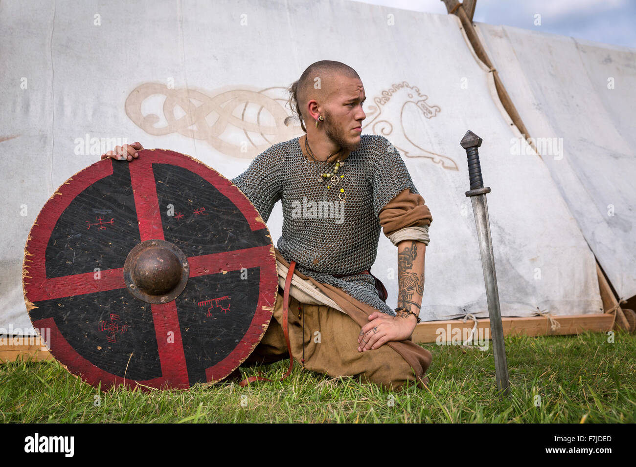 Un gros plan d'un viking avec le bouclier et l'épée, Ishøj, Danemark Banque D'Images