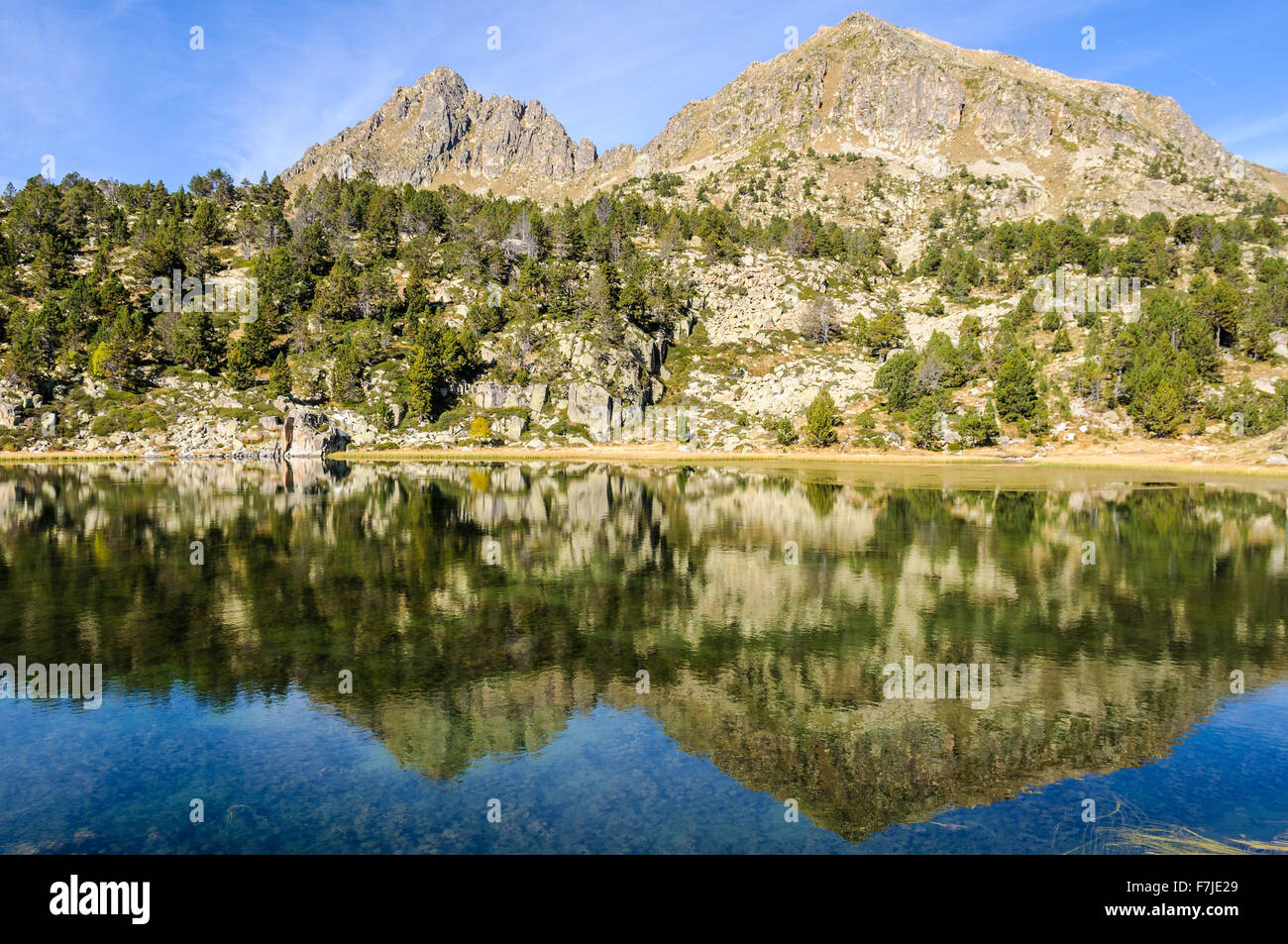 À la première réflexion Lake dans le circuit du Lac, Pessons Andorre Banque D'Images