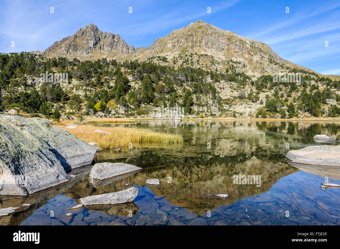 À la première réflexion Lake dans le circuit du Lac, Pessons Andorre Banque D'Images